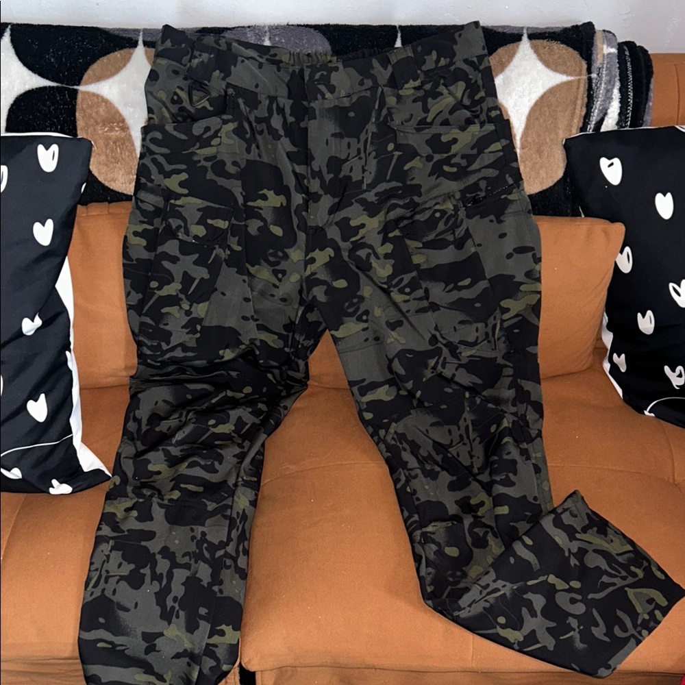 Men's Camo Cargo Pants - Olive/Black
